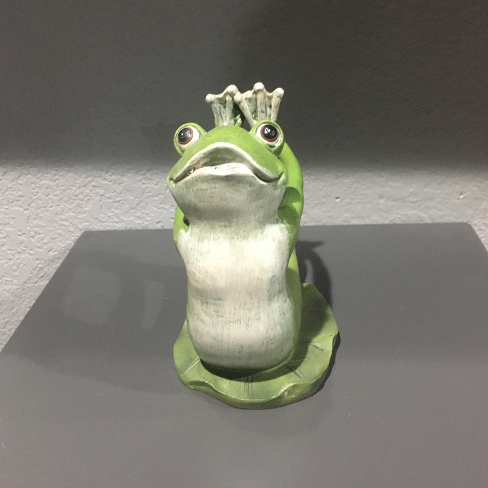 Frog sculpture